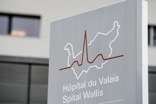 Le résultat négatif de l'Hôpital du Valais contraint l’institution à prendre des mesures d’économie et de tout mettre en oeuvre pour retrouver un équilibre financier (archives). KEYSTONE/JEAN-CHRISTOPHE BOTT